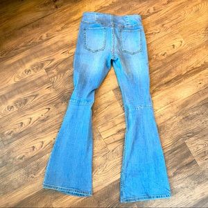 FREE PEOPLE penny pull-on flare jeans. Size 28. Medium blue wash.